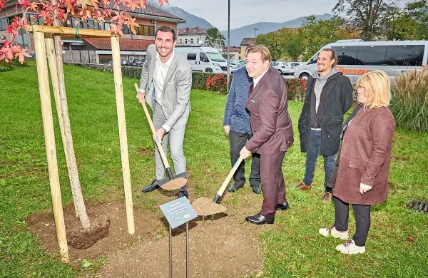 Župan občine Tolmin in njegov kolega iz Beljaka sta pred tolminsko knjižnico posadila  drevo sodelovanja... 