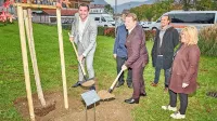 Župan občine Tolmin in njegov kolega iz Beljaka sta pred tolminsko knjižnico posadila  drevo sodelovanja... 