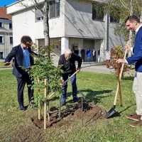 ... pred tem so tam posadili še drevo v znak prijateljstva z občino 
Vicchio.  