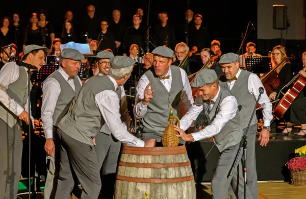 V Dvorani Burja na Škofijah je ob okroglem jubileju Zveze 
kulturnih društev Mestne občine Koper    potekala slovesna prireditev z bogatim kulturnim programom.