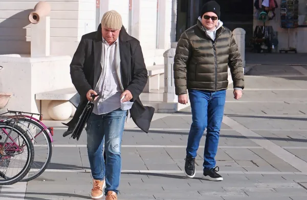 Vejsil Hot, predstavnik družbe FH Invest, ob prihodu na dražbo. 