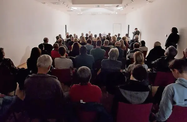 Že na prvem večeru z Boštjanom Videmškom je množica poslušalcev zapolnila dvorano galerije v Kinogledališču Tolmin. 