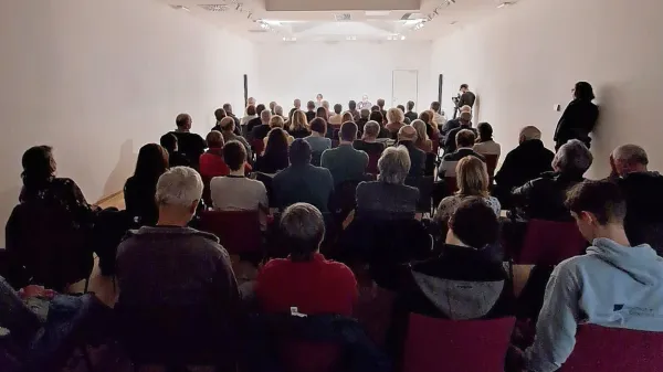 Že na prvem večeru z Boštjanom Videmškom je množica poslušalcev zapolnila dvorano galerije v Kinogledališču Tolmin. 