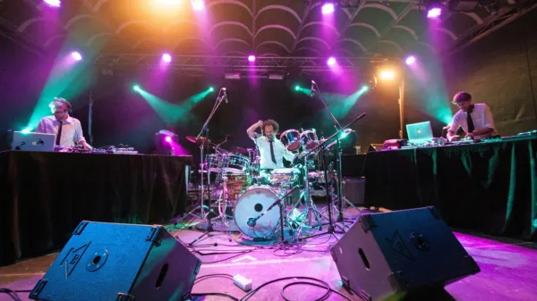 Eden od glasbenih vrhuncev Pixxelpointa je bil petkov nastop tria   Jimmy Barka Experience na Mostovni. 