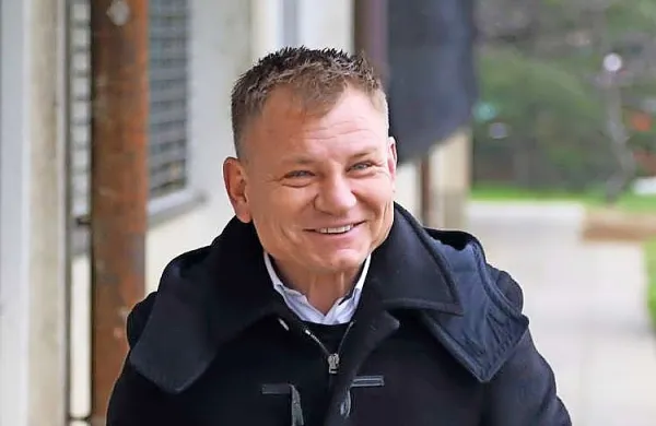 Franci Matoz  dela za obe strani: za občino Piran, ki ji svetuje pri 
prostorskih odlokih, in za rusko podjetnico, ki je v dolgoletnem 
sporu z občino in se je z njo dogovorila o sodni poravnavi. 