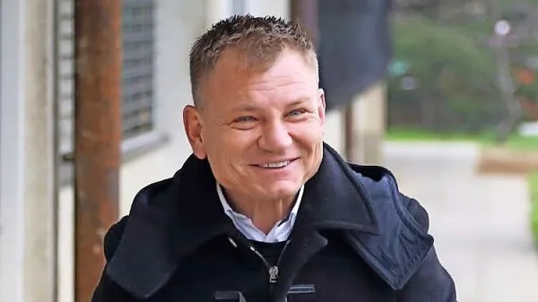 Franci Matoz  dela za obe strani: za občino Piran, ki ji svetuje pri 
prostorskih odlokih, in za rusko podjetnico, ki je v dolgoletnem 
sporu z občino in se je z njo dogovorila o sodni poravnavi. 