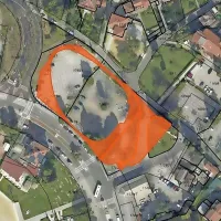 Z oranžno barvo je pobarvano območje na portoroškem Kaštelu, 
ki ga občina želi prodati samo družbi Putro oziroma investitorju, ki 
je pripravljen zgraditi trgovsko-poslovni objekt. 