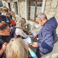 Žigosanje romarskih potnih listov pred gostilno Devetak na 
Vrhu. 