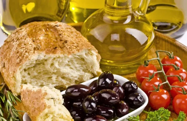 Mediteranska prehrana sloni na lokalnih sezonskih pridelkih, 
oljčnem olju, zmernem uživanju rdečega vina, ribah, oreščkih in 
občasnem uživanju mesa.