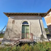 Vzhodna fasada črpališča: vratne odprtine so polkrožno zaključene, vhodna vrata so lesena in originalna, posebnost je niša, 
v kateri je bilo znamenje Marije z detetom. 