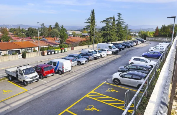 Stanovalcem soseske ob Dolinski cesti so namenjena tudi parkirišča nad cesto, a bi marsikdo zaradi bližine doma raje parkiral v 
Ulici Generala Levičnika. 