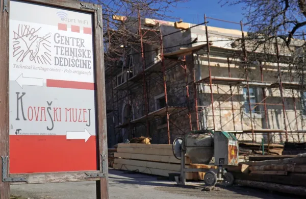 Mestna občina Nova Gorica prenavlja ostrešje   starega župnišča v 
Lokovcu, v katerem bi uredili  tudi   neprofitna stanovanja za mlade 
družine.