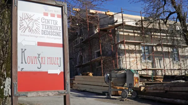 Mestna občina Nova Gorica prenavlja ostrešje   starega župnišča v 
Lokovcu, v katerem bi uredili  tudi   neprofitna stanovanja za mlade 
družine.