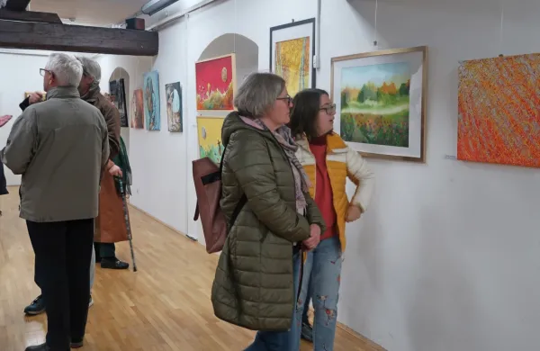 Ob 40. obletnici likovnega društva Cinober so  na pregledni razstavi 
v galeriji Magazin na ogled postavili   57 slik in tri kipe.
