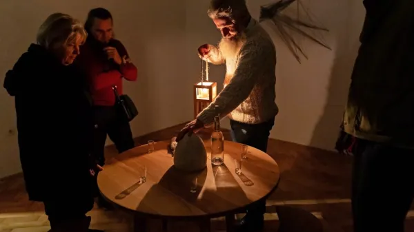 Boštjan Kavčič je v Hiši kulture v Pivki postavil več kamnitih del, pod imenom Impulz, ki so sicer del večjega 
opusa ORGanizmov.  