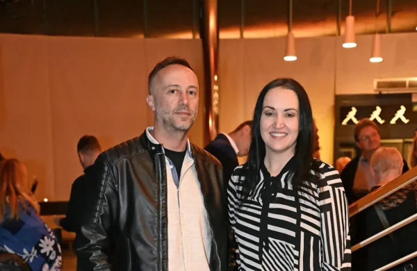 Zaljubljena Tinkara Kovač ne skriva več svojega srčnega izbranca, 
glasbenika Uroša Cingesarja.