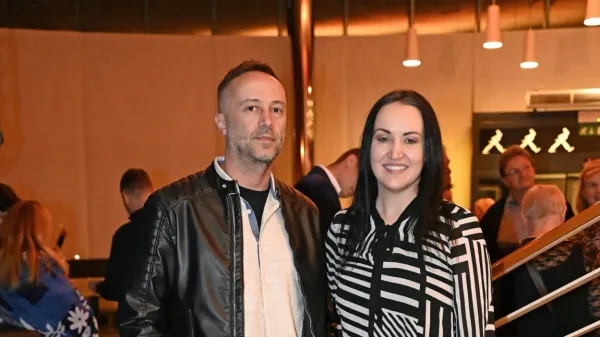 Zaljubljena Tinkara Kovač ne skriva več svojega srčnega izbranca, 
glasbenika Uroša Cingesarja.