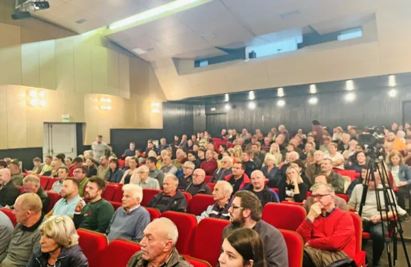 Polna dvorana Doma na Vidmu ob nedavni predstavitvi pobude za 
umestitev vetrnic nad Ilirsko Bistrico.  