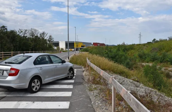 Z južne povezovalne ceste naj  bi se komunalni priključki v poslovni coni Kromberk približali parcelam na 
severu.

