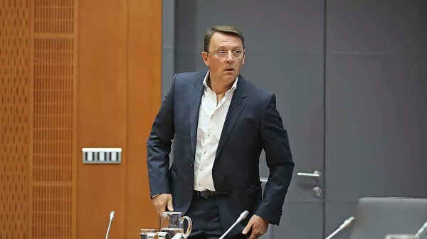 Tone Rop je najprej imel podporo Roberta Goloba, nato pa je ta 
podporo izzvenela.