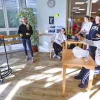 Metanje žoge na koš iz sedečega položaja