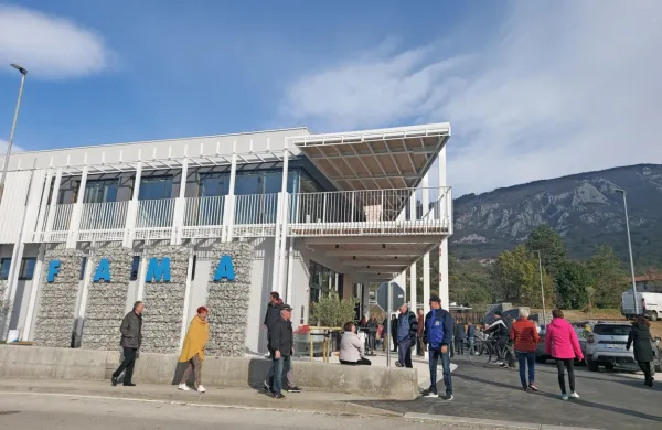 Nad sodobnimi poslovnimi prostori  so tudi štiri stanovanja.