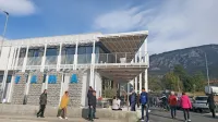 Nad sodobnimi poslovnimi prostori  so tudi štiri stanovanja.