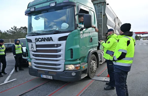 Če je s tovornjakom in voznikom vse v redu, traja temeljiti nadzor 
do ure in pol.