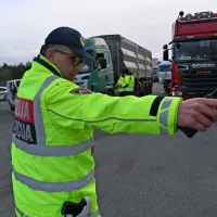 Damjan Skok med ustavljanjem in usmerjanjem enega od tovornjakov.