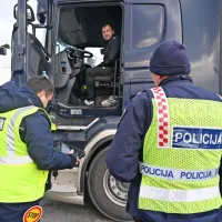 Hrvaške policiste je včeraj izdajal vzorec šahovnice na odsevnikih.