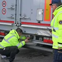 Voznik pretežkega avstrijskega tovornjaka je kar s kladivom in izvijačem odbil tablico s prikolice.