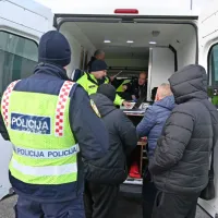 Največ gneče in prepričevanja je bilo ob plačevanju kazni treh 
ukrajinskih voznikov avtobusa.