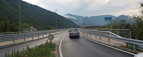 Medtem ko mečkajo s kolesarsko stezo pri Spodnji Idriji, je 
obvoznica Tolmina letos edina večja končana naložba na četrti  
cestni osi na primorski strani.