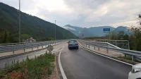 Medtem ko mečkajo s kolesarsko stezo pri Spodnji Idriji, je 
obvoznica Tolmina letos edina večja končana naložba na četrti  
cestni osi na primorski strani.