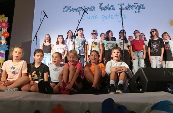 Idrijski šolarji so se na slavju 70. obletnice ZPM veselili poletja. 
Med drugim odidejo na letovanje v kakšnega od domov slovenskih 
občin. Idrija je svojega zapravila. 