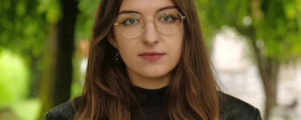 Lina Bensa je mlada filmska režiserka, tudi pevka novogoriške skupine Madison.