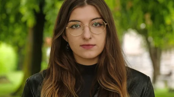 Lina Bensa je mlada filmska režiserka, tudi pevka novogoriške skupine Madison.