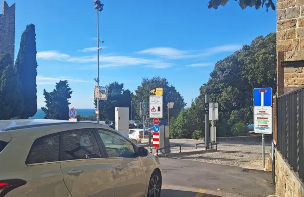 Potopni valj bo preprečeval vstop na območje Ulice IX. korpusa  in 
tako domačine,  ki imajo abonmaje, obvaroval  pred tistimi, ki so 
doslej  tam parkirali, čeprav ne bi smeli.     