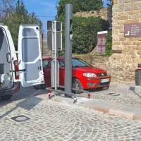 Potopna valja so vgradili pred dvema tednoma, kasneje pa dodali  
še opozorilne  table in sistem za prepoznavo registrskih oznak 
vozil.     