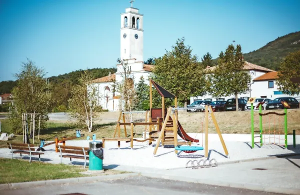 V Lokavcu so z Mojo pobudo uredili otroško igrišče. 