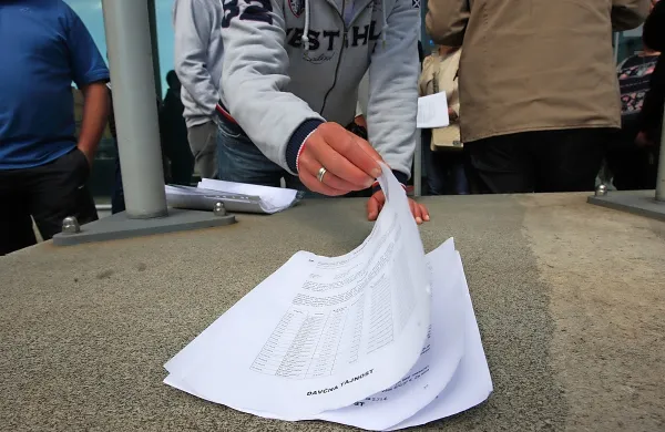 Da bi spodbudili lastništvo zaposlenih v podjetjih, je vlada 
pripravila dve rešitvi; preložitev obdavčitve nagrad za zaposlene v 
zagonskih podjetjih na kasnejše obdobje in spremembe pri 
obdavčitvi nagrajevanja delavcev z delnicami.