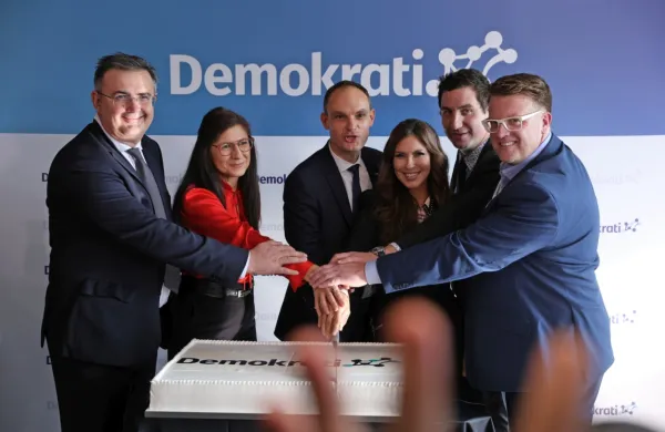 Tako je vodstvo  nove stranke Demokrati zarezalo v torto.