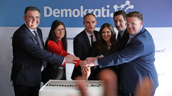 Tako je vodstvo  nove stranke Demokrati zarezalo v torto.