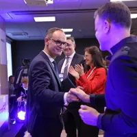 Anže Logar prejema čestitke po izvolitvi za predsednika Demokratov.