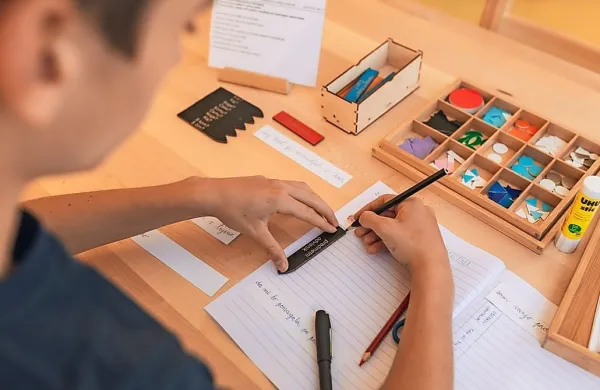 “Pomagaj mi, da naredim sam,” je eno ključnih vodil Montessori 
metode. Učenci tako  niso pasivni prejemniki informacij, ampak 
aktivni raziskovalci.