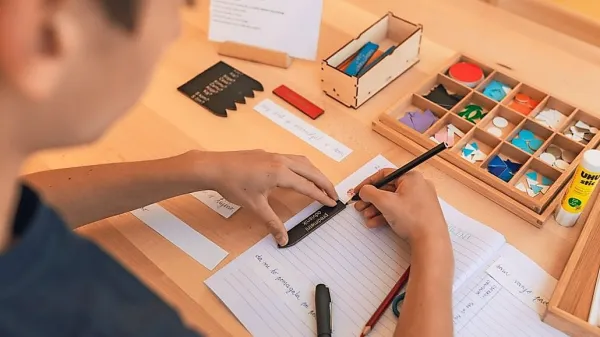 “Pomagaj mi, da naredim sam,” je eno ključnih vodil Montessori 
metode. Učenci tako  niso pasivni prejemniki informacij, ampak 
aktivni raziskovalci.