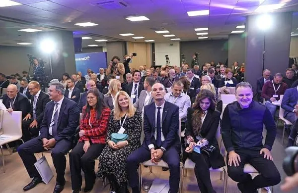 V svetu Logarjeve stranke je mogoče najti ljudi, ki so bili v preteklosti vpleteni v sporne javne posle ali pa so zaradi teh celo obdolženi 
kaznivih dejanj.