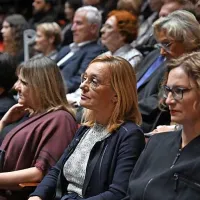 Alje Brglez (v sredini), tesne Logarjeve sodelavke, za zdaj ni v 
vodstvenih organih njegove stranke. 