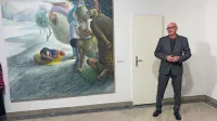 Dejan Mehmedovič in slika z  naslovom Dobrodošli na okean. Dovoljno je dubok, da potopi tvoj san.