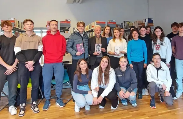 Stefan Hertmans včeraj med dijaki Srednje ekonomsko-poslovne 
šole Koper